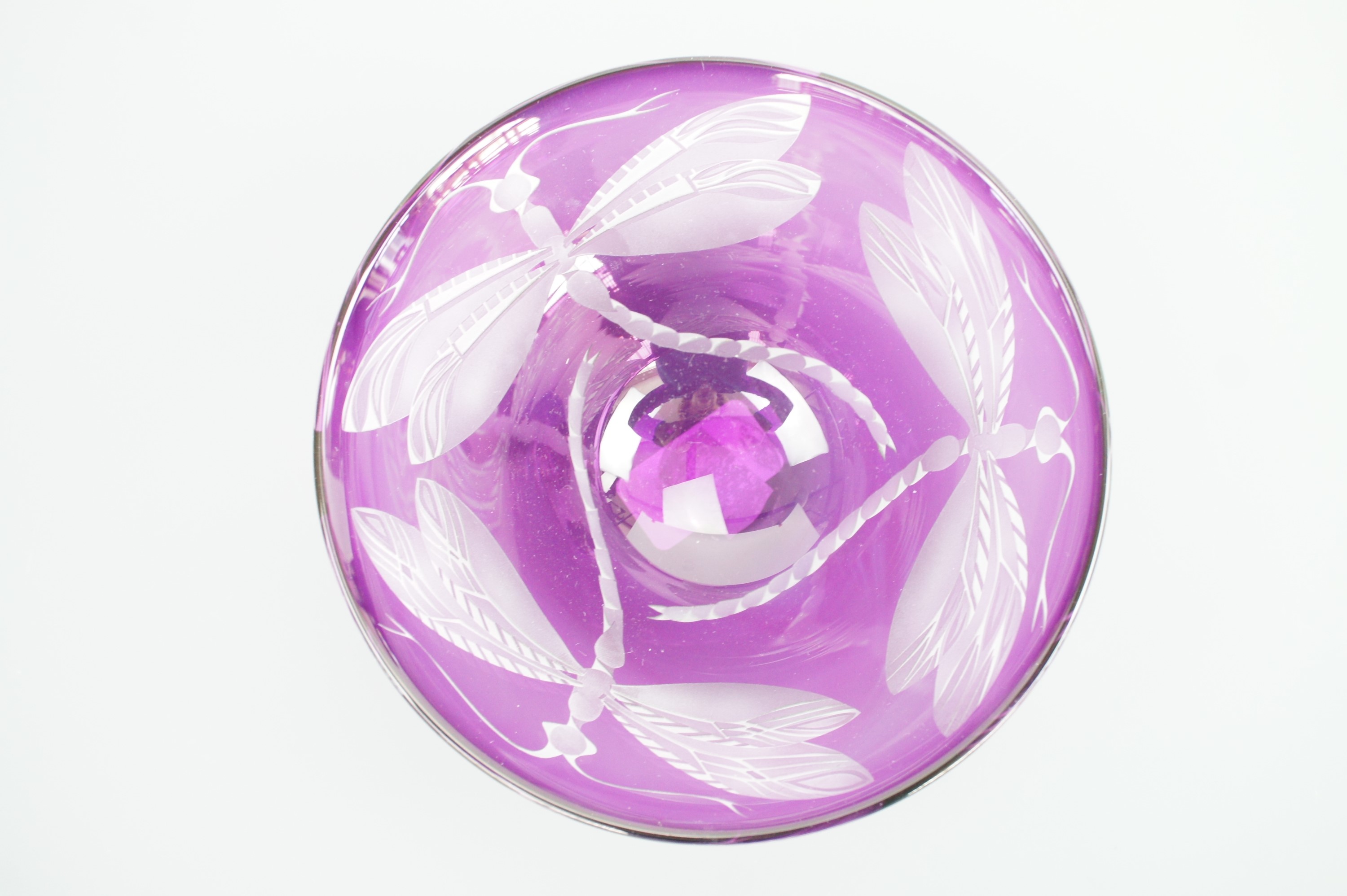 A contemporary Julia Linstead art glass dragonfly pattern amethyst glass bowl, 16 cm - Image 2 of 2