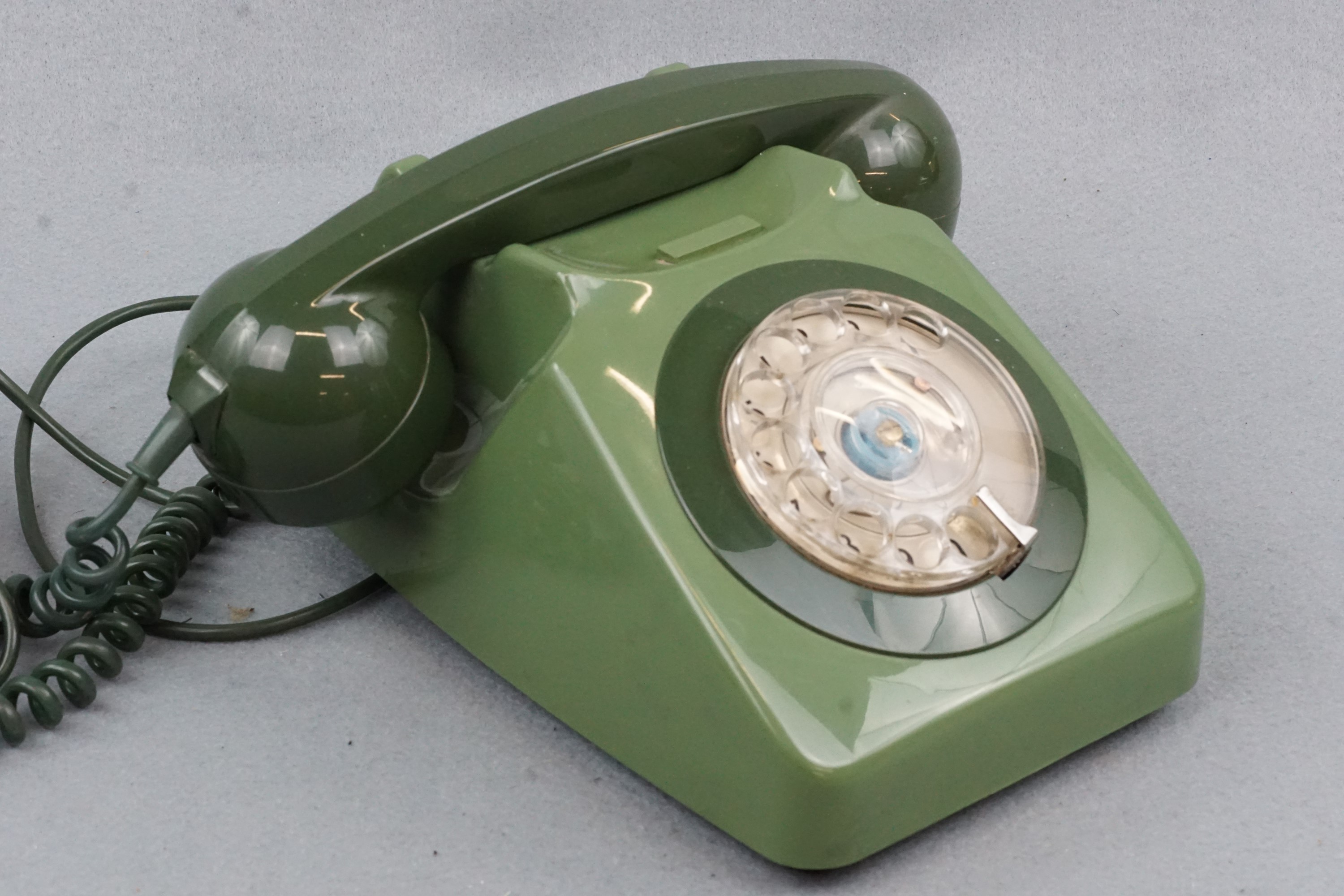 A 1960s designed GPO No 746 telephone in green - Image 3 of 3