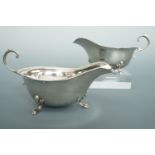 A pair of Georgian style silver sauce boats, Adie Brothers, Birmingham, 1941, 14 cm long, 157 g