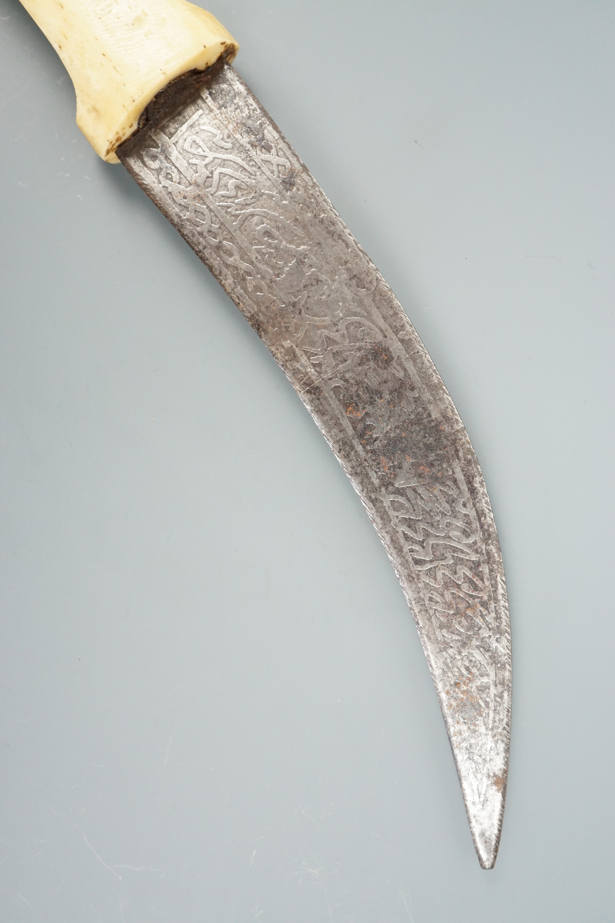 Two Middle Eastern bone-handled knives, having etched Islamic script on their blades - Image 3 of 5