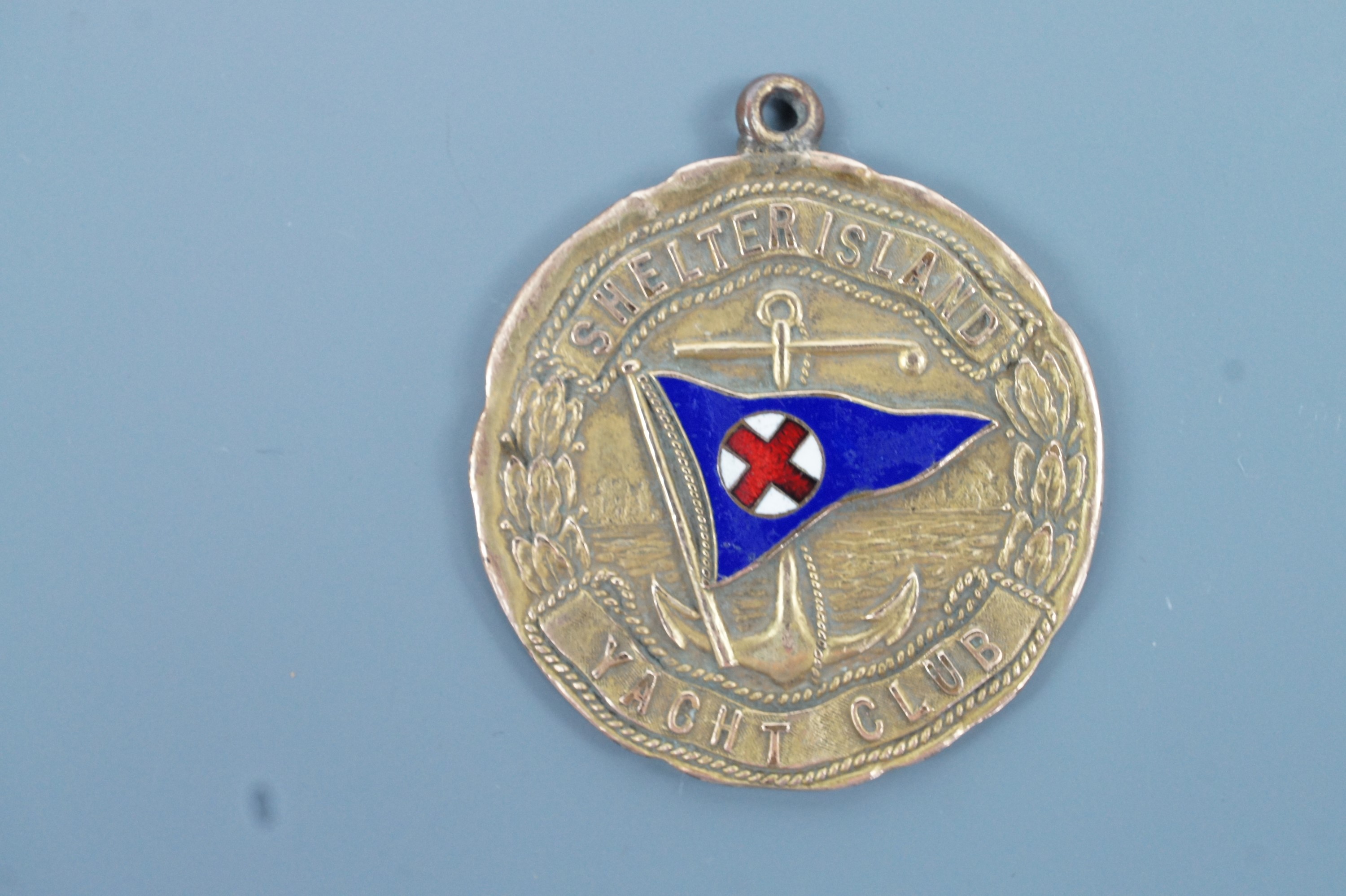 A 1913 US Shelter Island Yacht Club enamelled prize fob medallion, 33 mm