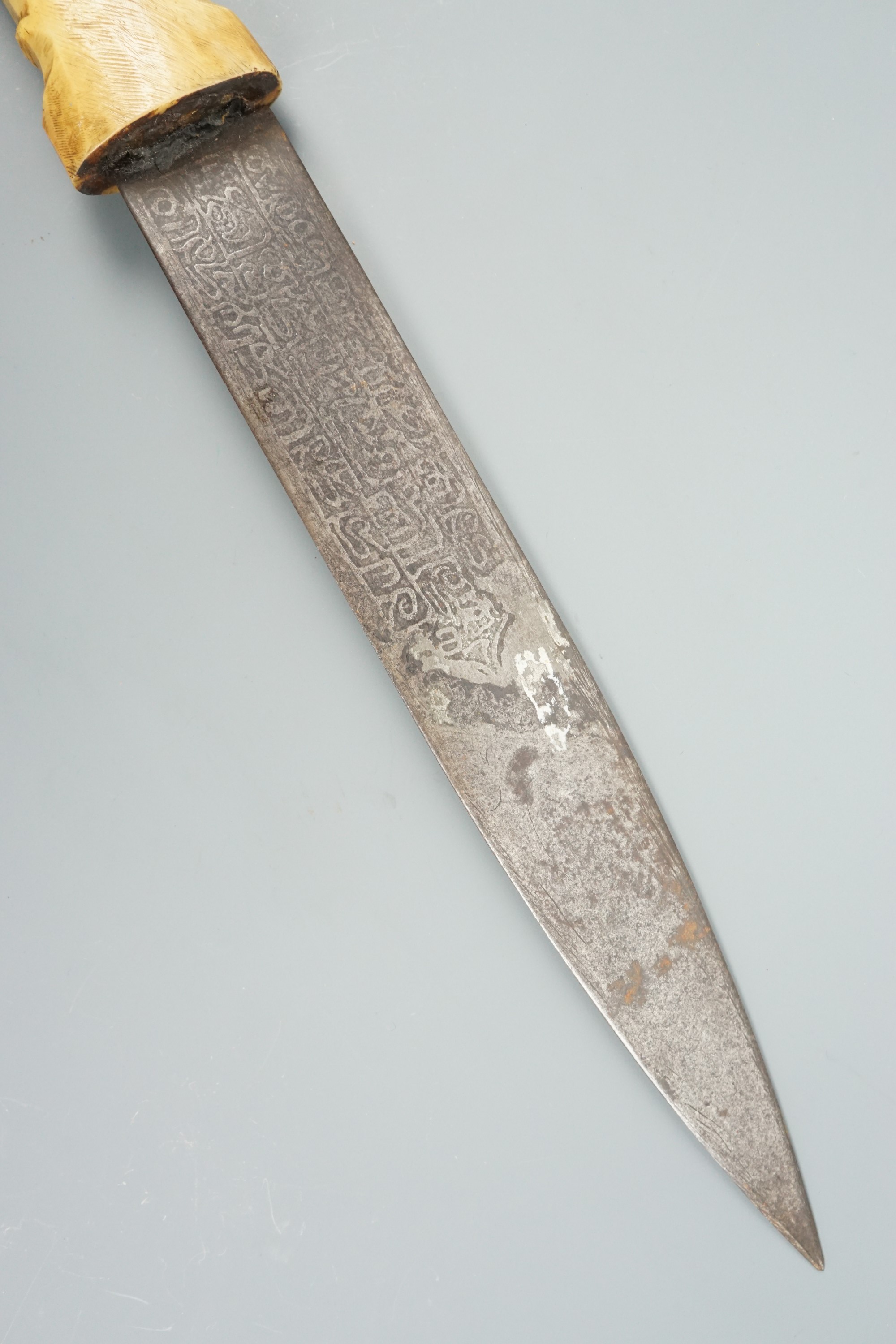 Two Middle Eastern bone-handled knives, having etched Islamic script on their blades - Image 5 of 5