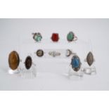 A quantity of vintage and contemporary gem and mineral set silver / white metal finger rings