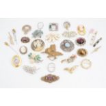 A quantity of vintage costume jewellery brooches etc