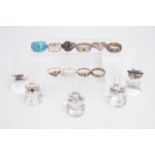 A quantity of vintage and contemporary gem and paste set silver / white metal finger rings