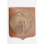 A Free French SAS commemorative brass plaque, 15 cm