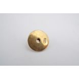 A yellow metal stud back, stamped 15 ct, 1 g