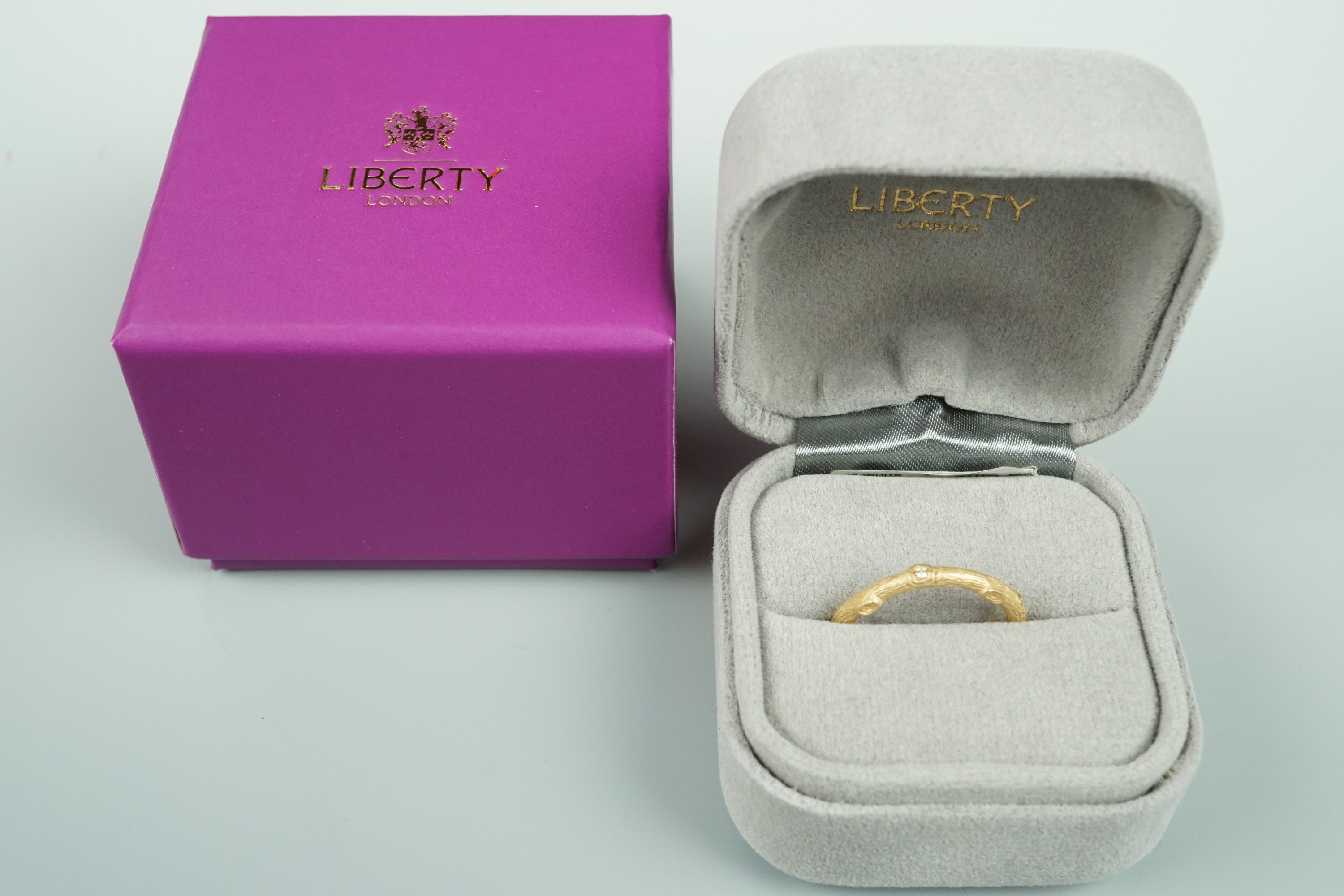 A contemporary Liberty diamond-set 18 ct gold "Twig" ring, boxed as-new, N/O, 3.4 g, Liberty - Image 2 of 6