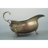 A George V silver sauce boat, 124 g