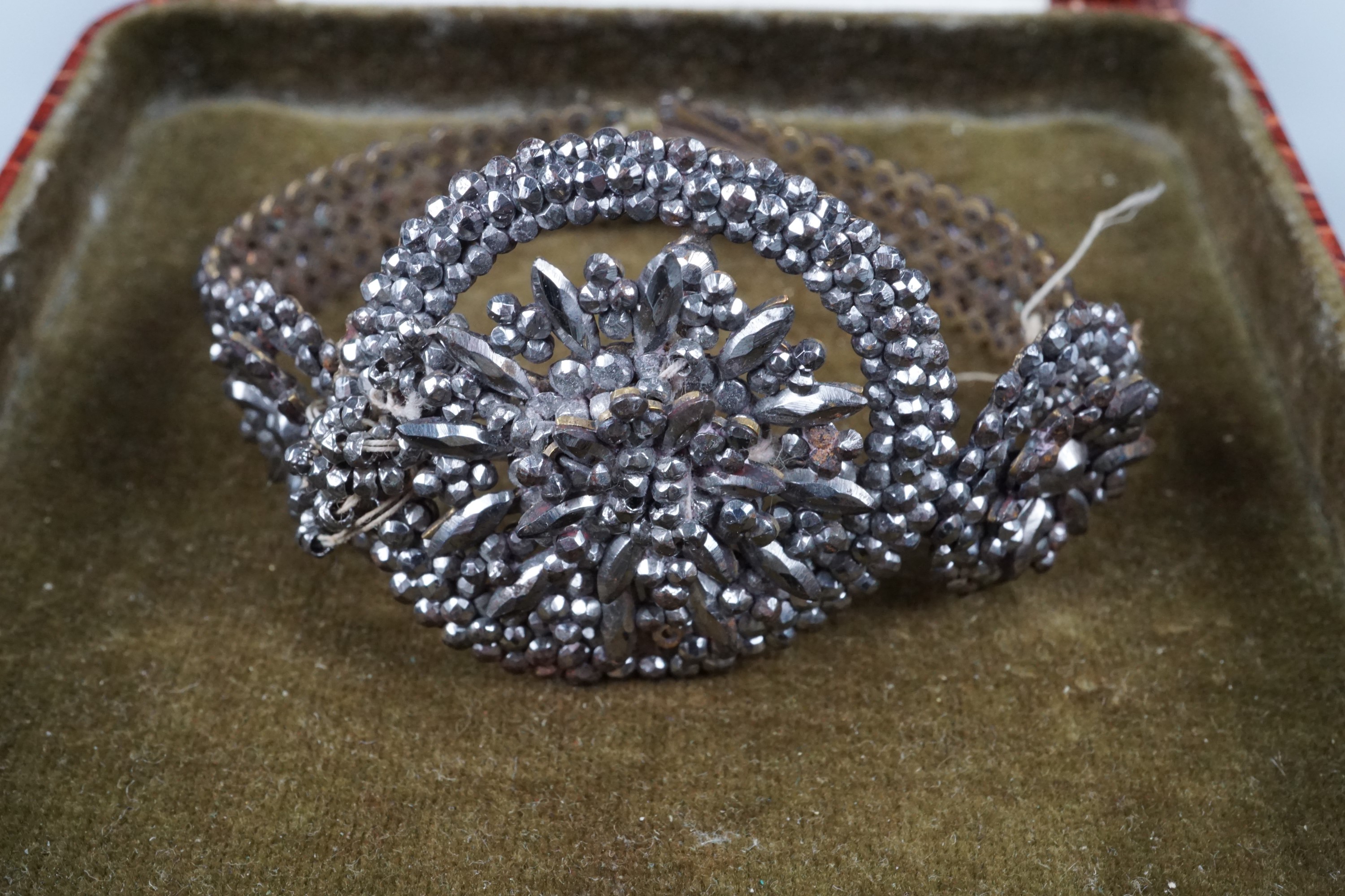 Antique cut steel jewellery parure, comprising pendant necklace, choker, bracelet, bangles, - Image 2 of 5
