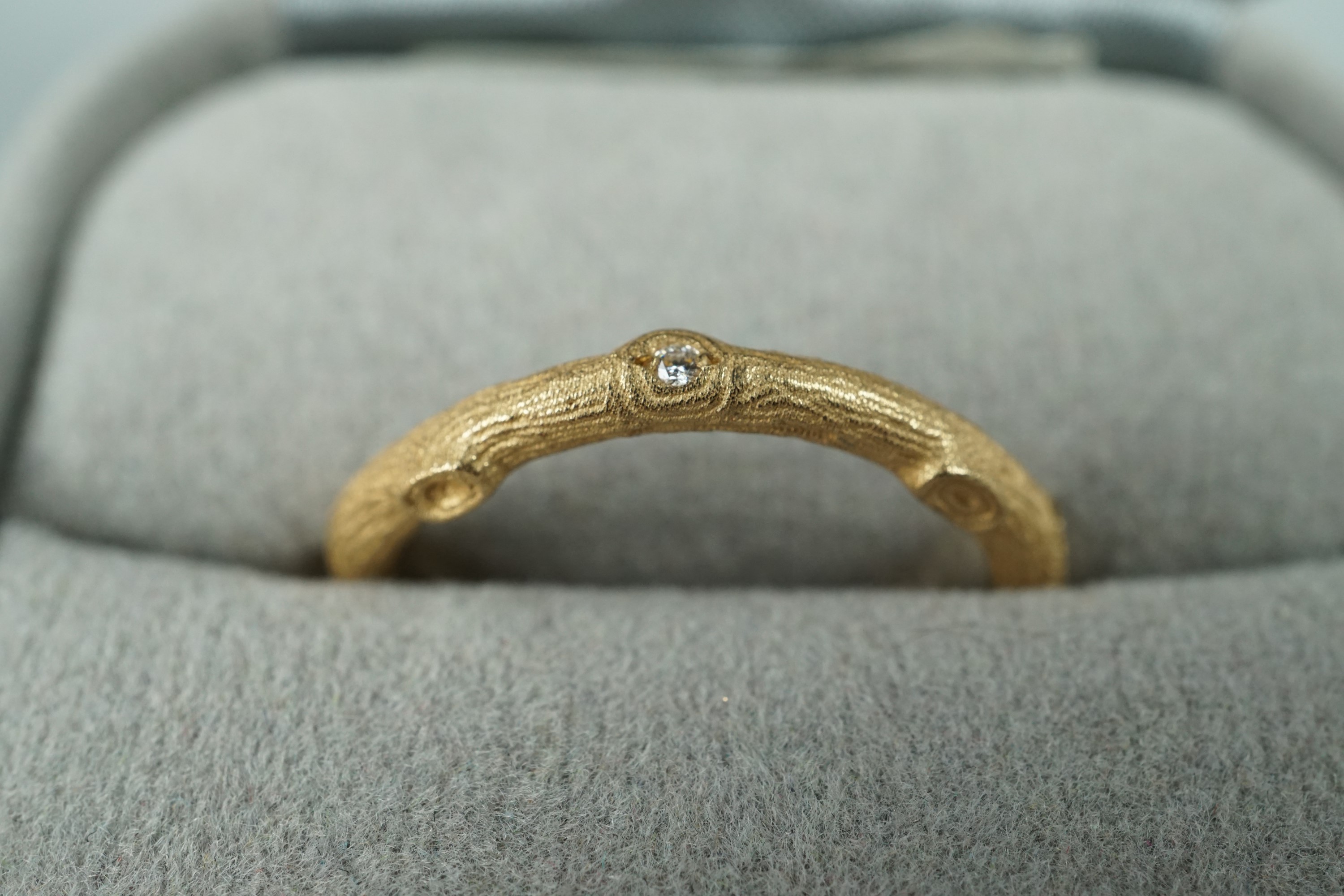 A contemporary Liberty diamond-set 18 ct gold "Twig" ring, boxed as-new, N/O, 3.4 g, Liberty - Image 3 of 6