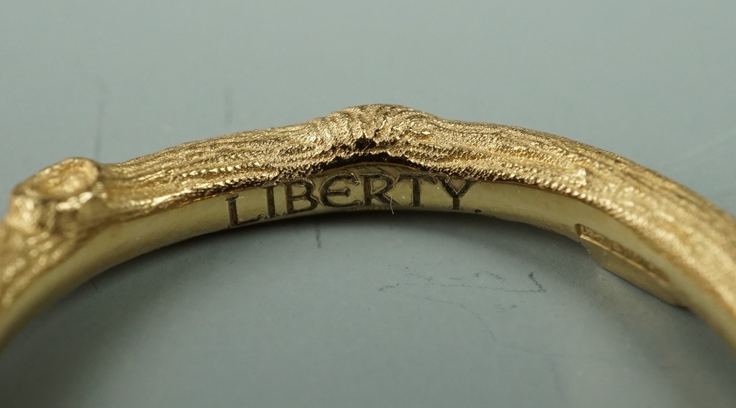 A contemporary Liberty diamond-set 18 ct gold "Twig" ring, boxed as-new, N/O, 3.4 g, Liberty - Image 5 of 6