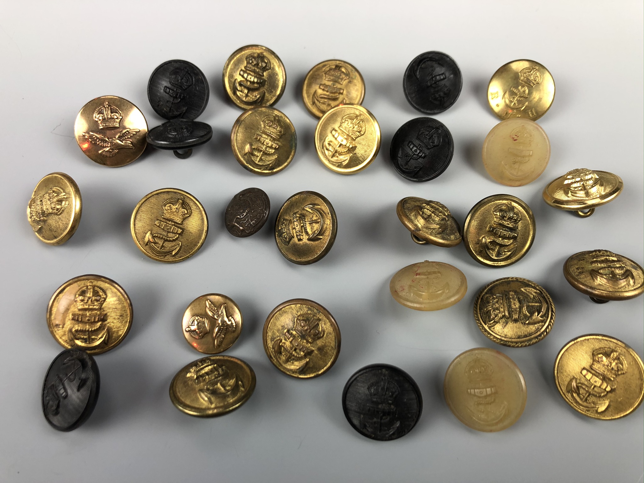 A quantity of Royal Navy and other military buttons