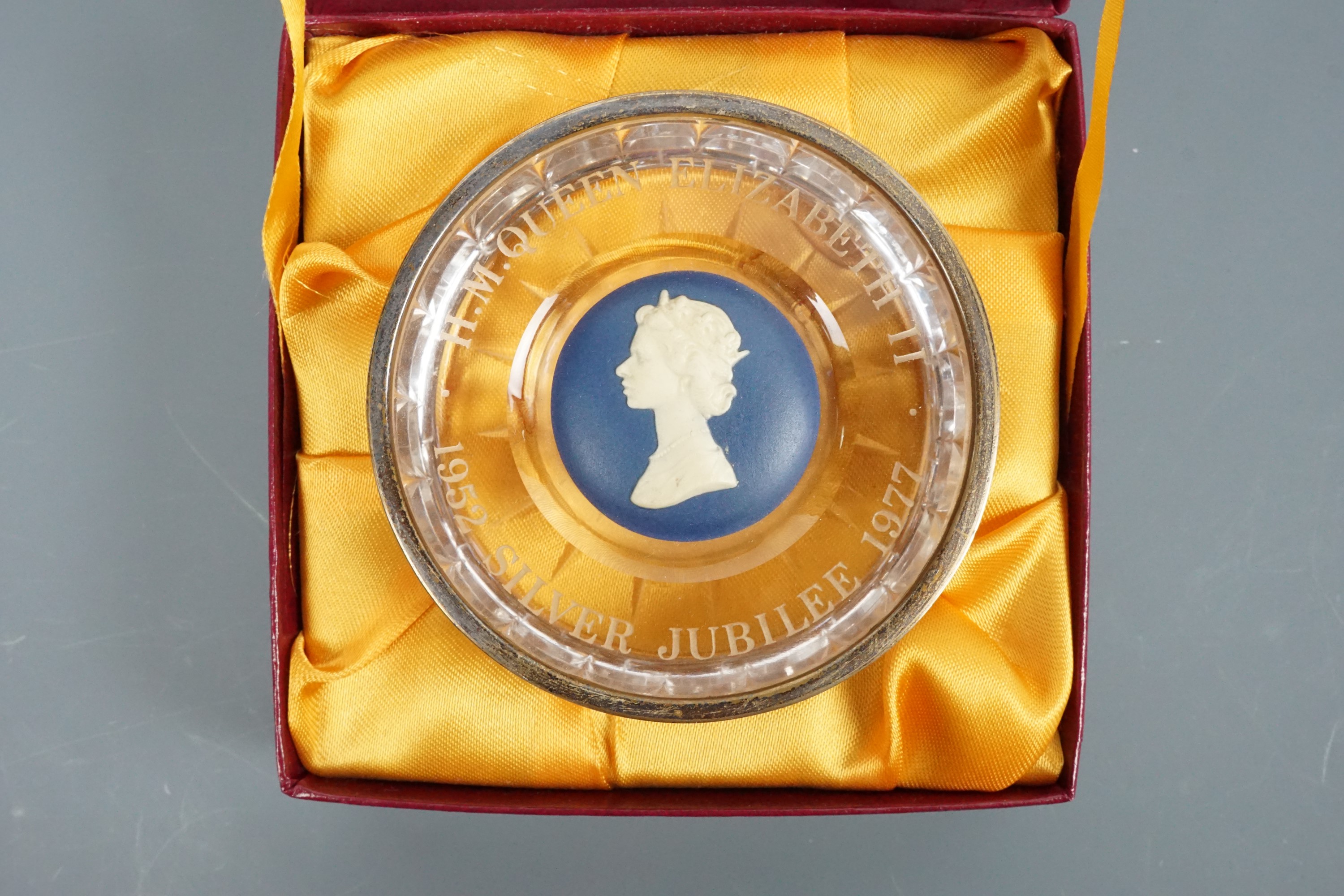 A Wedgwood Queen Elizabeth II Silver Jubilee silver-collared glass paperweight, cased - Image 2 of 2