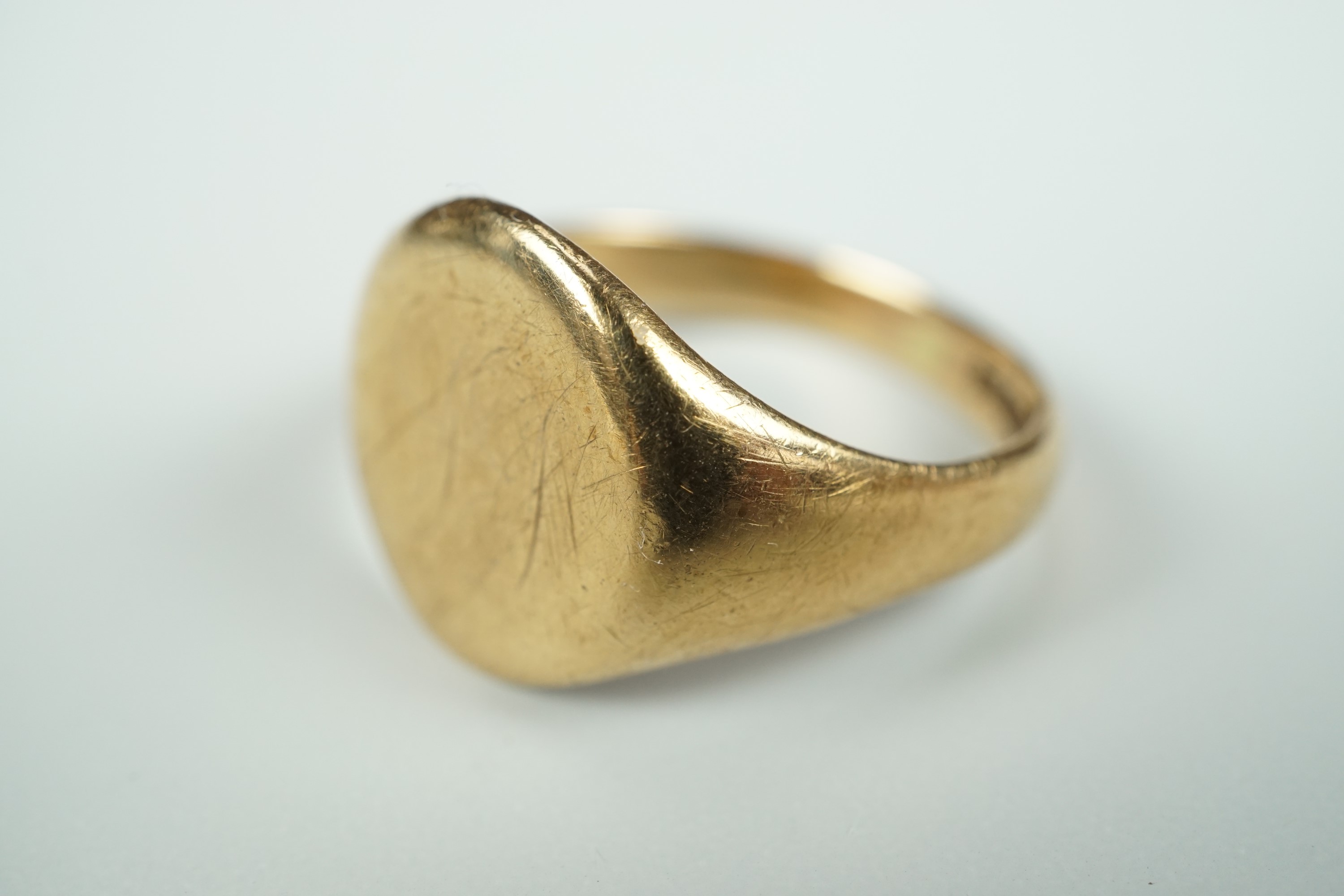 A 9 ct gold signet ring, the circular face bearing an engraved monogram, Q/R, 5.2 g - Image 2 of 2