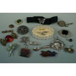 Vintage costume jewellery including a white metal souvenir of Alaska spoon brooch, others modelled