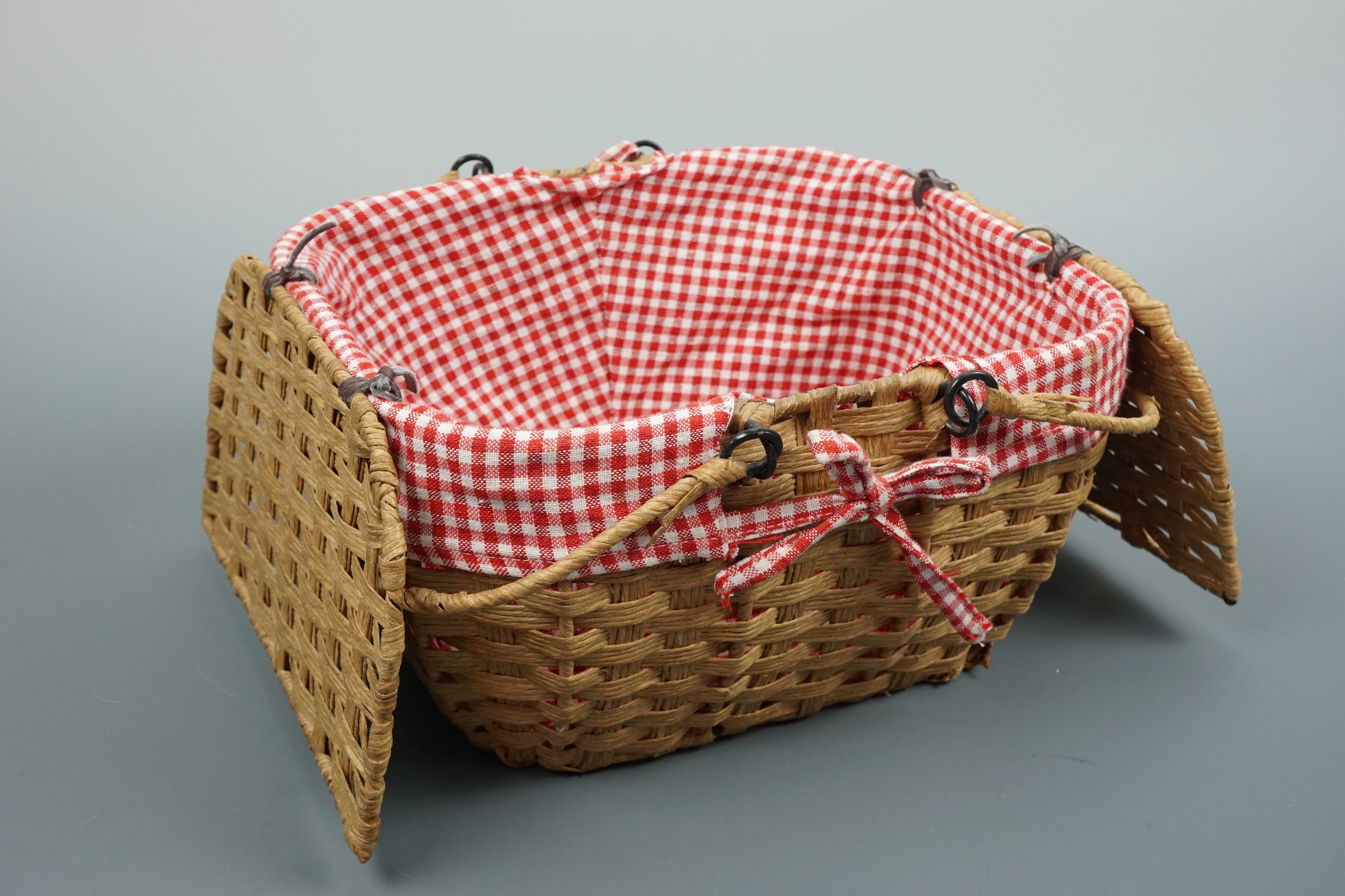 A string sewing box, 29 × 16 cm high - Image 2 of 2