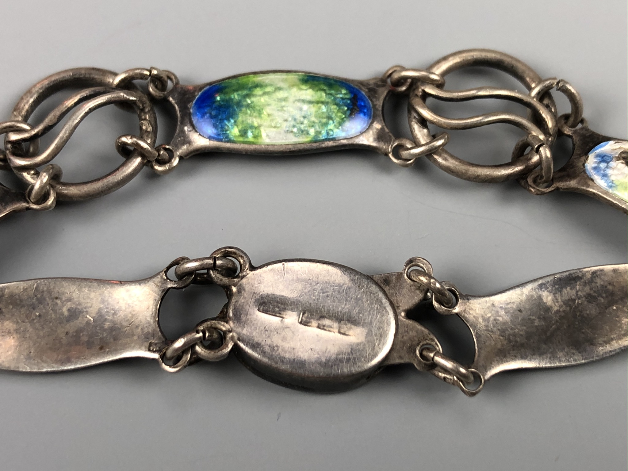 An antique Arts and Crafts influenced basse-taille enamelled silver bracelet, having organic plaques - Image 2 of 3