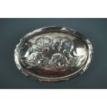 An Edwardian silver trinket box, of oval section, decorated in depiction cherubs, Synyer &