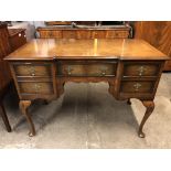 A 1930s Georgian-influenced walnut reverse break front dressing table, 107 cm x 51 cm x 77 cm