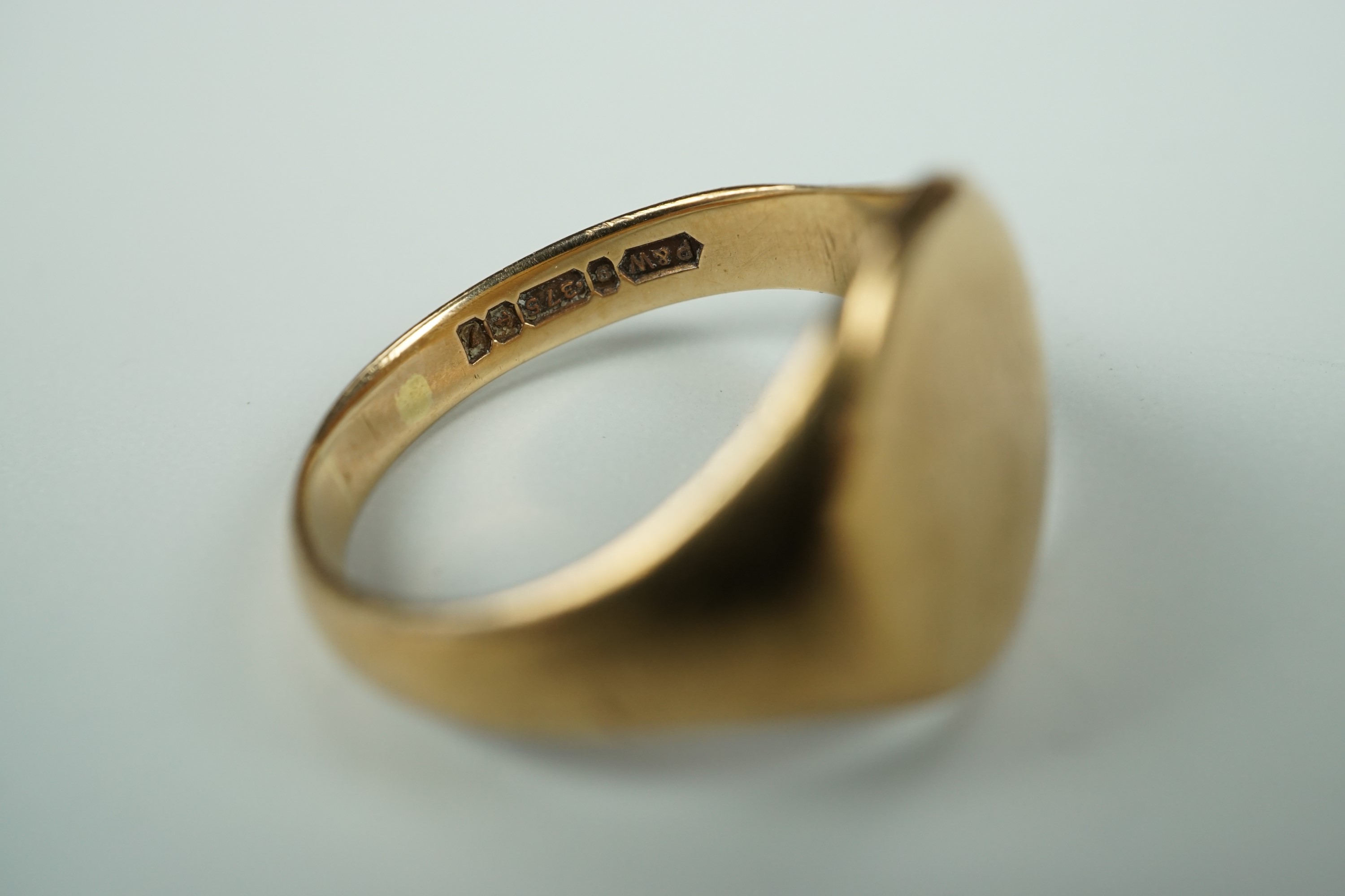 A 9 ct gold signet ring, the circular face bearing an engraved monogram, Q/R, 5.2 g