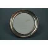 An Edwardian silver circular photograph frame, 13 cm