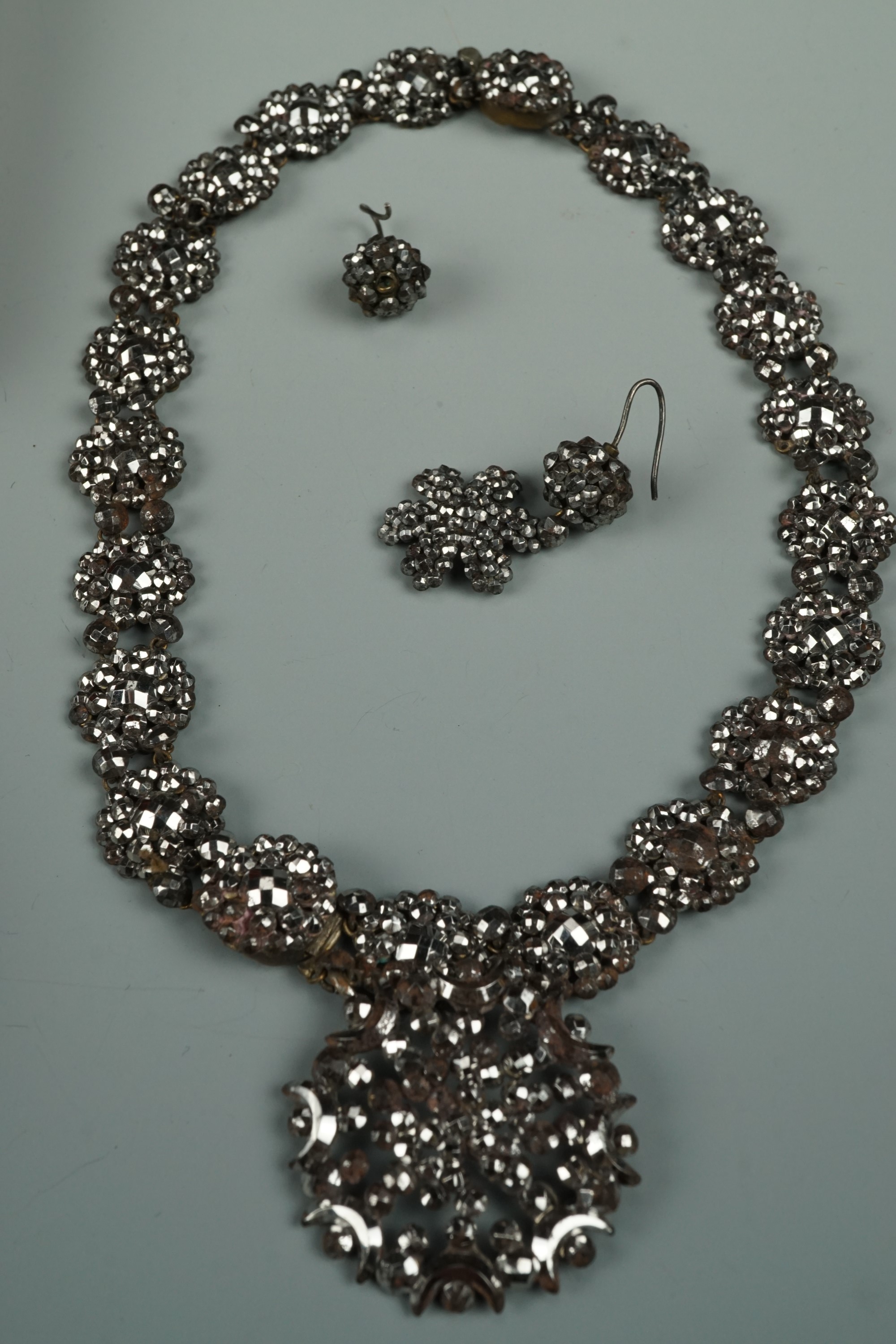Antique cut steel jewellery parure, comprising pendant necklace, choker, bracelet, bangles, - Image 4 of 5