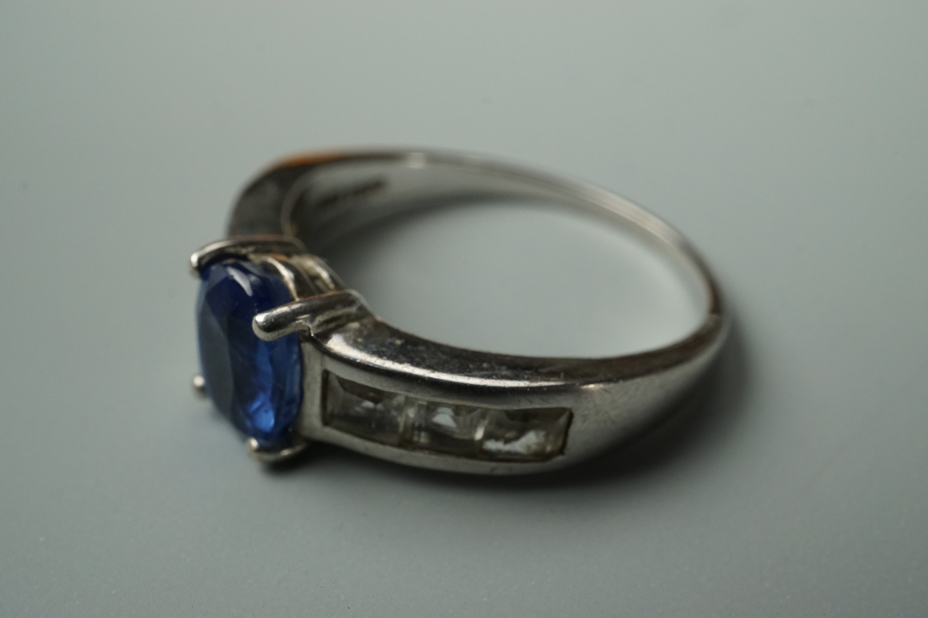 A contemporary Himalayan Kyanite and white topaz dress ring, on sterling silver, size R 1/2, with - Image 2 of 2