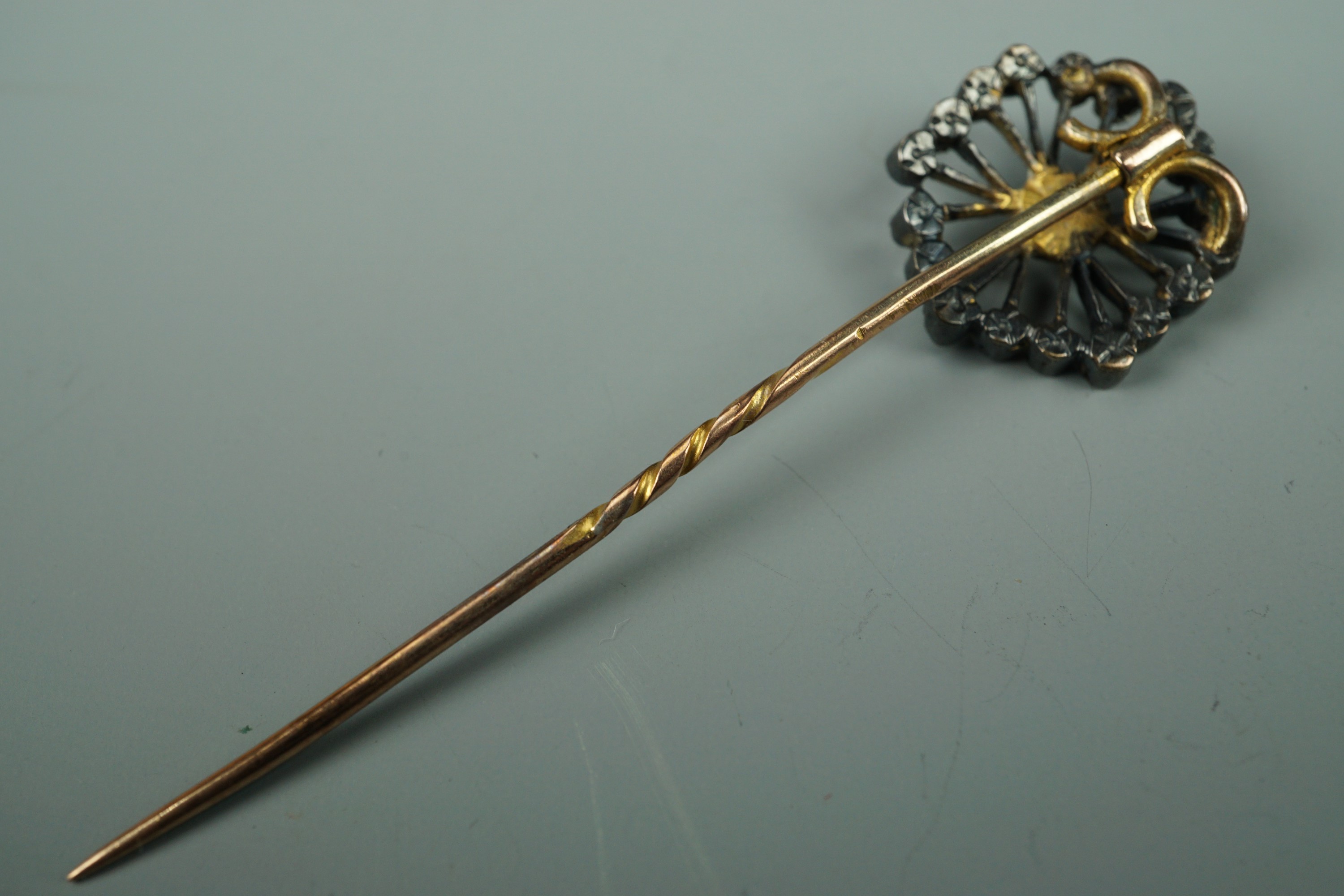 An antique yellow-metal stick pin, set with green and white stones, tested as gold, 3.2g (a/f) - Image 3 of 3