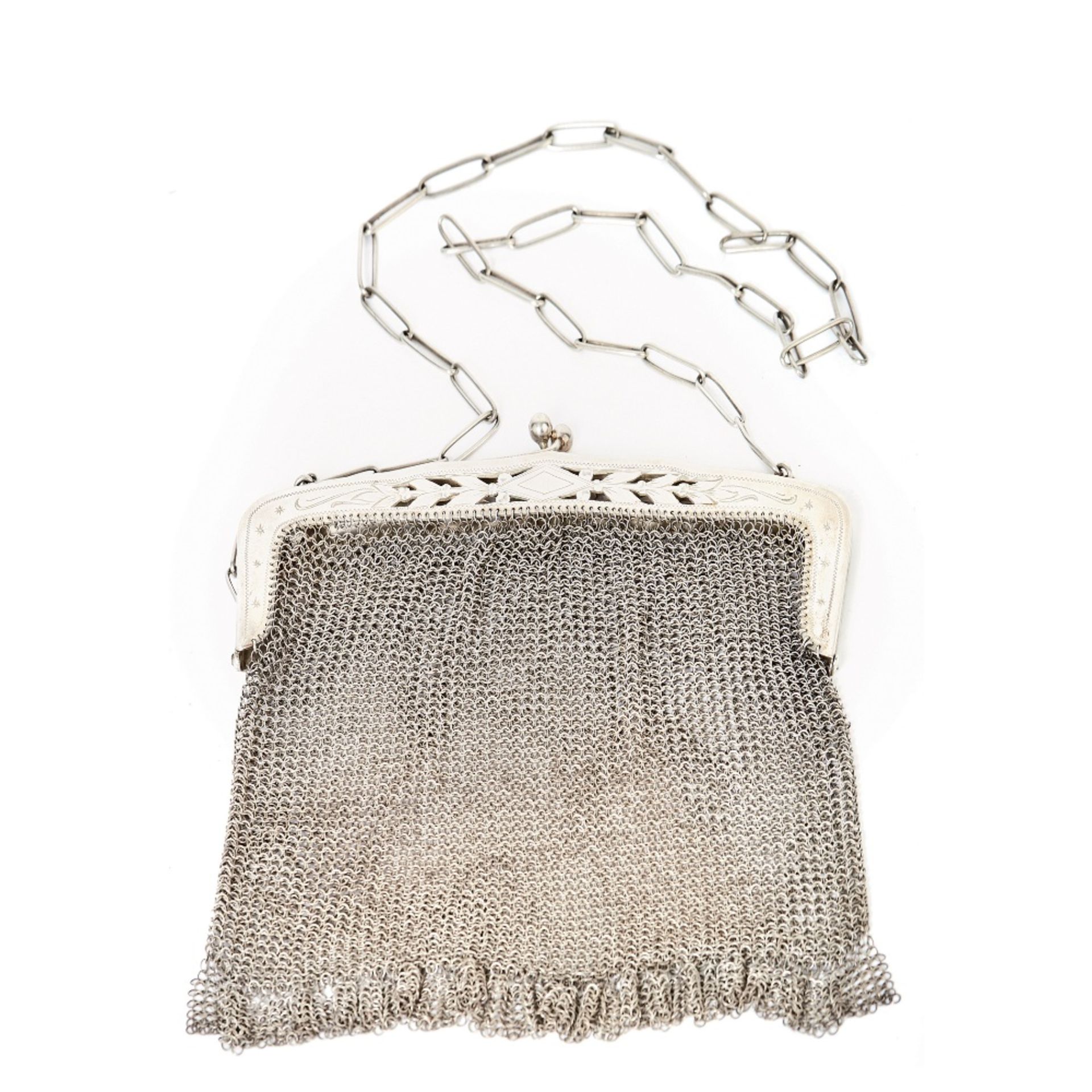 Bolso de malla en plata con cadena, c.1930. 19 x 21 cm. Peso: 256 gr.