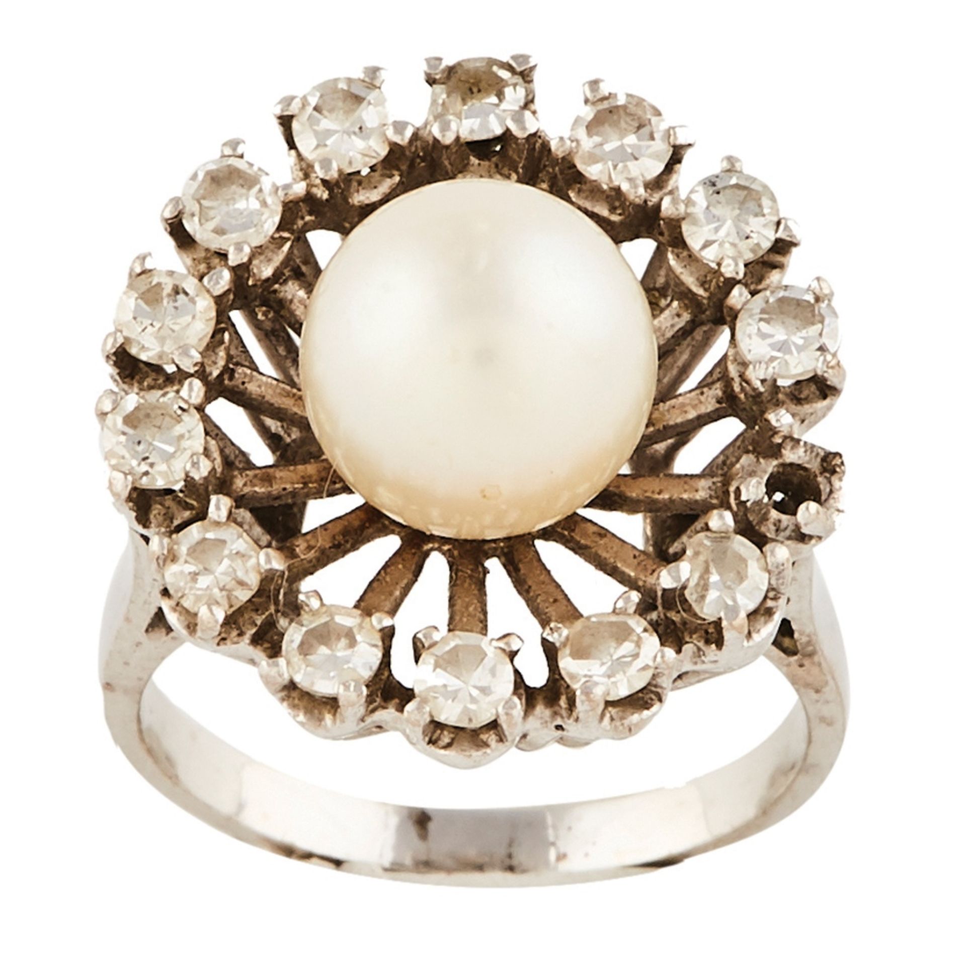 Sortija rosetón en oro blanco con perla cultivada y diamantes.