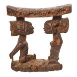 Reposacabezas en madera tallada. Etnia Luba. Camerún, mediados del s.XX.