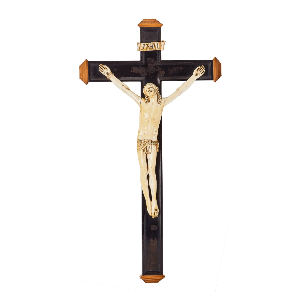 Escuela española, s.XVIII. Cristo crucificado. Escultura en marfil tallado sobre cruz en madera.