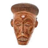 Máscara en madera tallada. Etnia Tshokwe. Angola, mediados del s.XX.