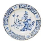 Plato en porcelana china azul y blanca. Dinastía Qing, Yongzheng (1678-1735). Diám.: 21 cm.