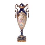 Jarrón adaptado a lámpara en porcelana estilo Sèvres y montura en bronce, segundo cuarto del s.XX.