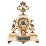 Reloj de sobremesa en alabastro, bronce y porcelana esmaltada, fles. del s.XIX.