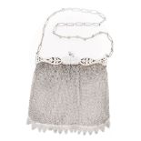 Bolso de malla en plata con cadena, c.1930.