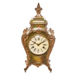 Reloj de sobremesa estilo Luis XV en madera policromada y aplicaciones en bronce, ppios. del s.XX.