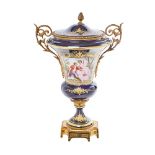Copa en porcelana francesa tipo Sèvres con montura en bronce, primer cuarto del s.XX.