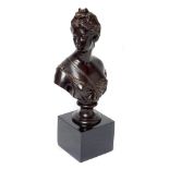 Escuela europea, segunda mitad del s.XX. Diana cazadora. Busto en bronce patinado.