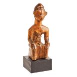 Figura sedente en madera tallada. Etnia Bembe. República Democrática del Congo, ppios. del s.XX.