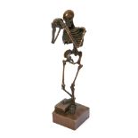 Escuela europea, fles. del s.XX. Esqueleto. Escultura en bronce.