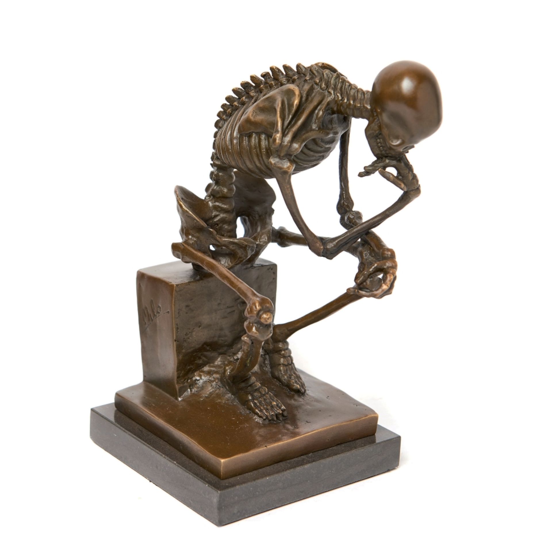 Escuela francesa, fles. del s.XX. Esqueleto pensador. Escultura en bronce.