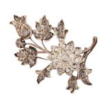 Broche estilo isabelino diseño floral en plata y plata dorada con diamantes.