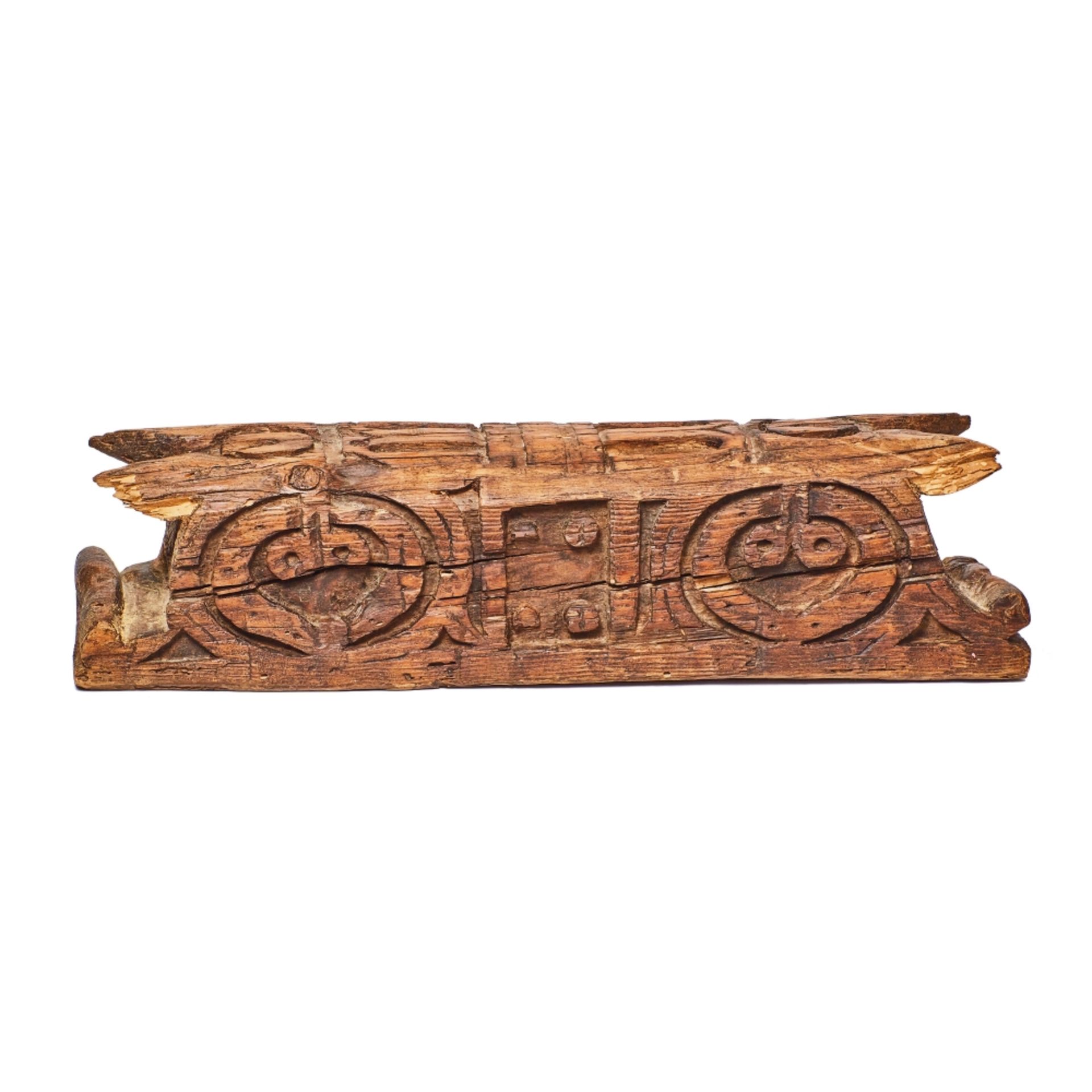 Viga hispano-árabe en madera tallada, s.XI-XII.