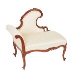 Chaise-longue estilo Luis XV en madera de haya con tapicería en raso.