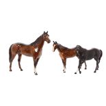 Caballos. Lote de tres figuras en porcelana y biscuit inglés de Beswick.