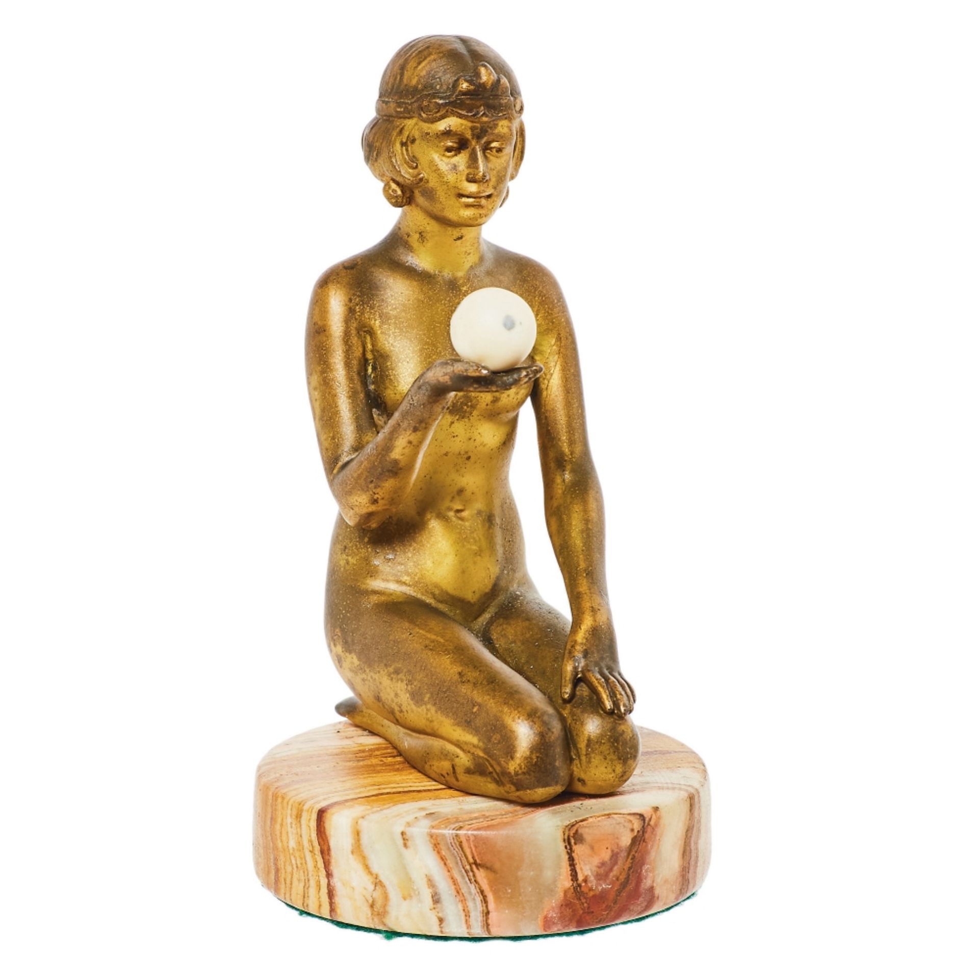 Escuela europea, c.1920. Desnudo femenino sedente. Escultura Art Deco en metal dorado.