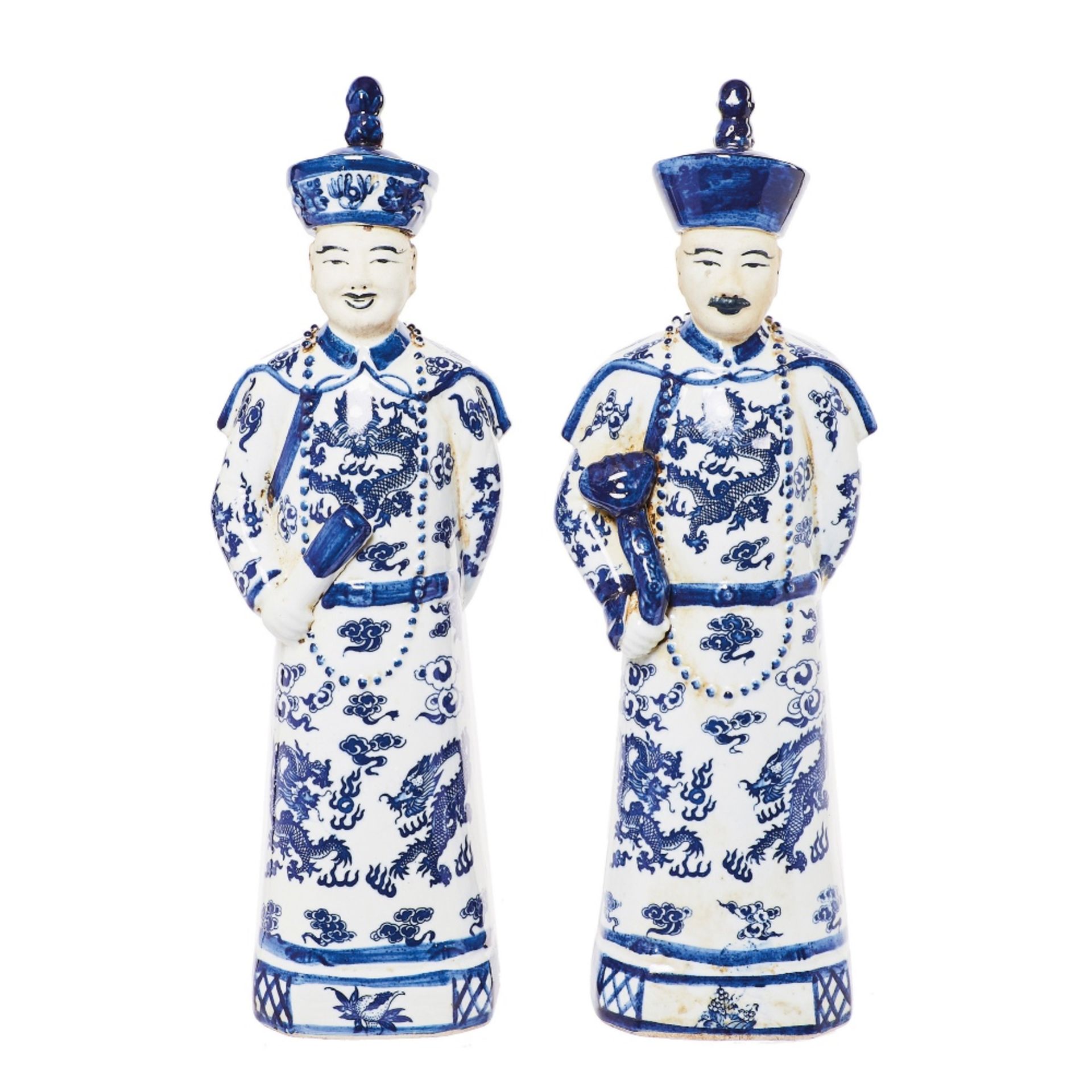 Dignatarios. Pareja de figuras chinas en cerámica esmaltada azul y blanca.